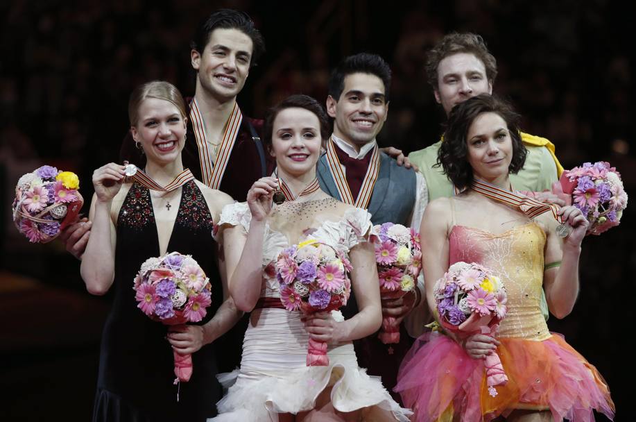 Anna Cappellini e Luca Lanotte, al centro, con i canadesi d&#39;argento Weaver-Poje, a sinistra, e i francesi di bronzo, Pechalat-Bourzat, a destra. Reuters